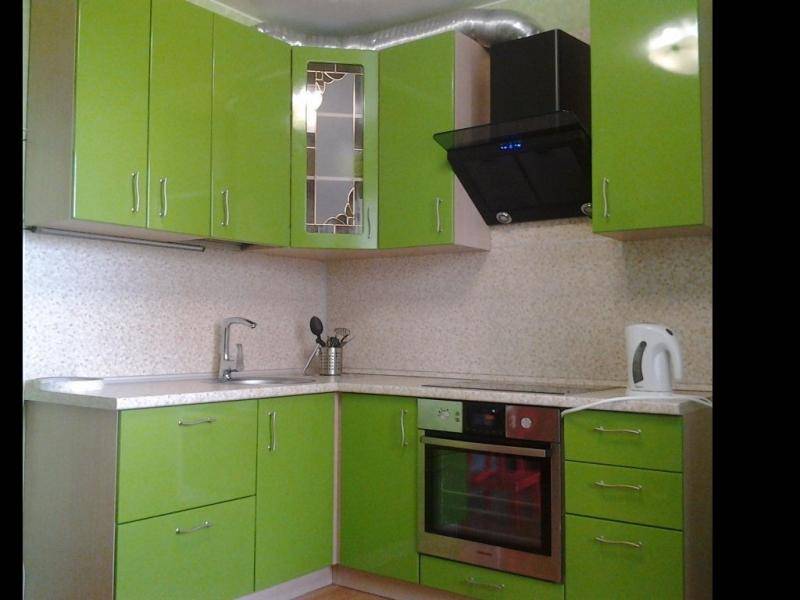 зеленая угловая кухня в Королёве