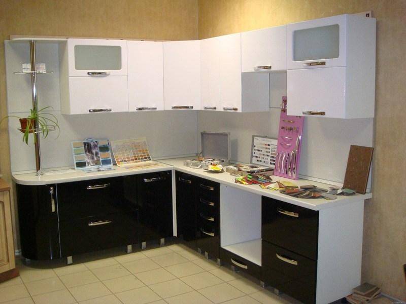 угловая кухня с витриной в Королёве