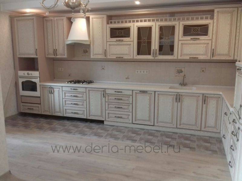 большая угловая кухня в классическом стиле в Королёве