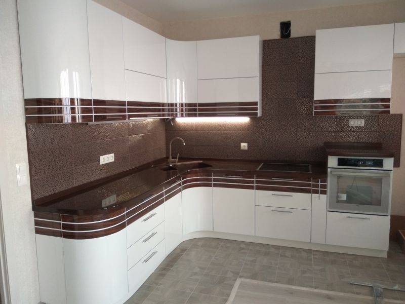 угловая кухня со вставкой из шпона в Королёве