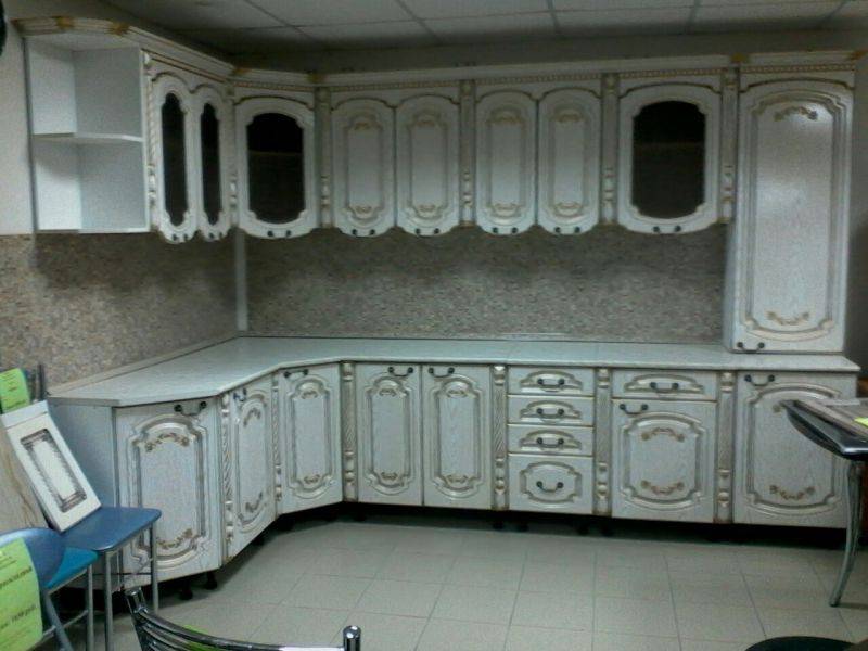 угловая кухня в классическом стиле в Королёве