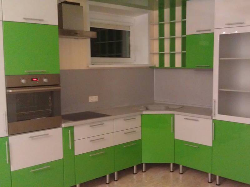 угловая зеленая кухня в Королёве