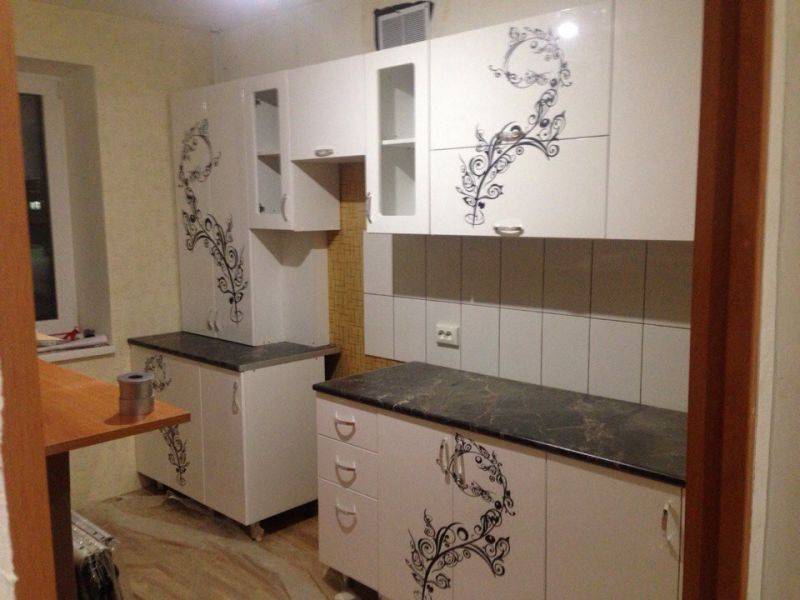 белая кухня с рисунком в Королёве