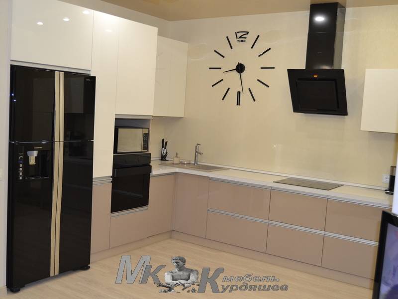 угловая современная кухня в Королёве