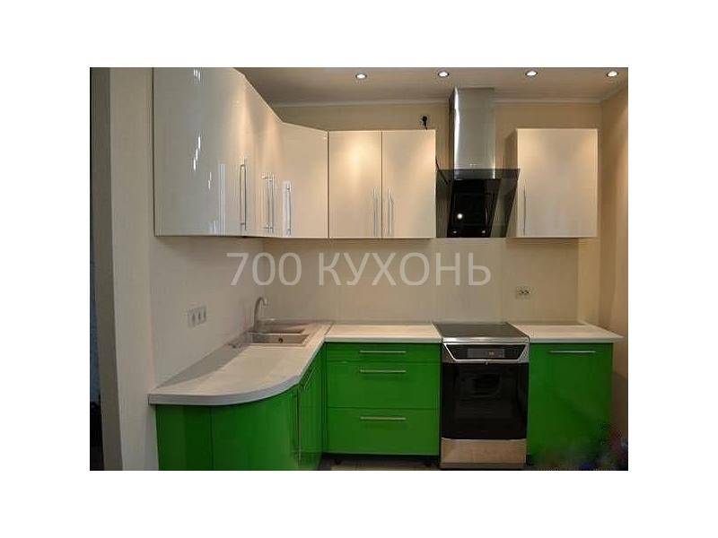зелено-белая угловая кухня в Королёве