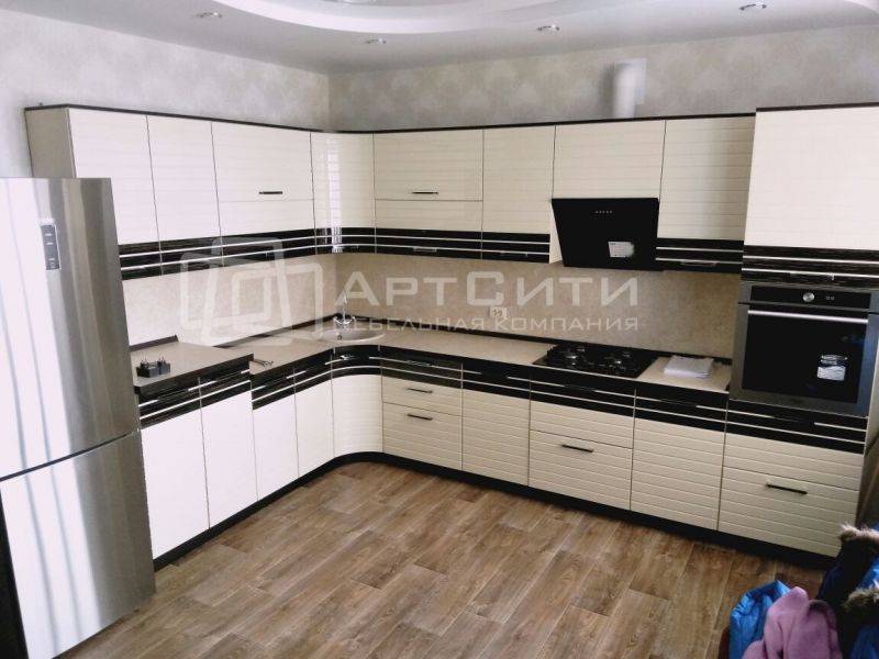 угловая кухня со вставками из шпона в Королёве