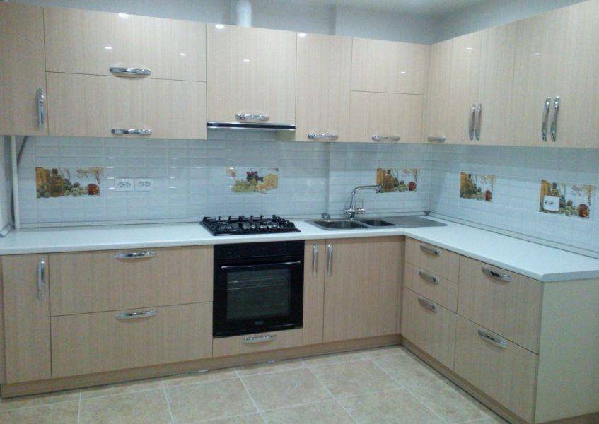 угловая бежевая кухня в Королёве
