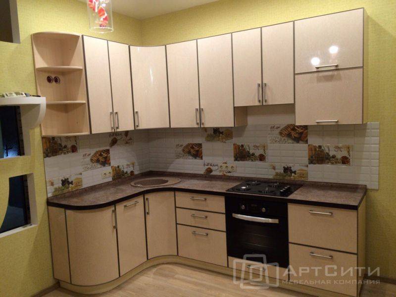 угловая бежевая кухня в Королёве