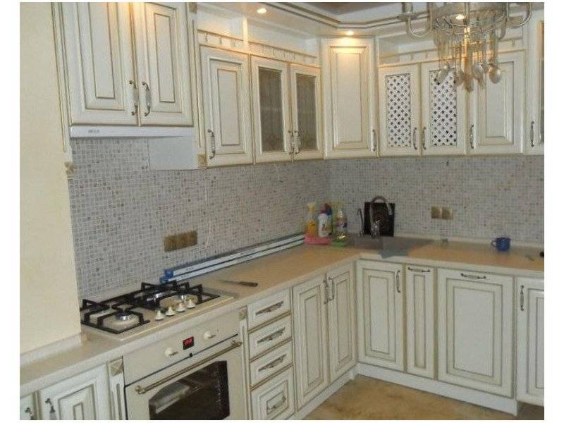 угловая кухня в классическом стиле в Королёве