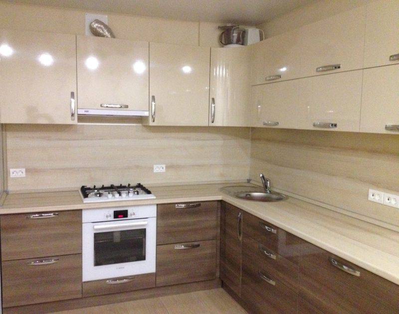 бежевая угловая кухня в Королёве
