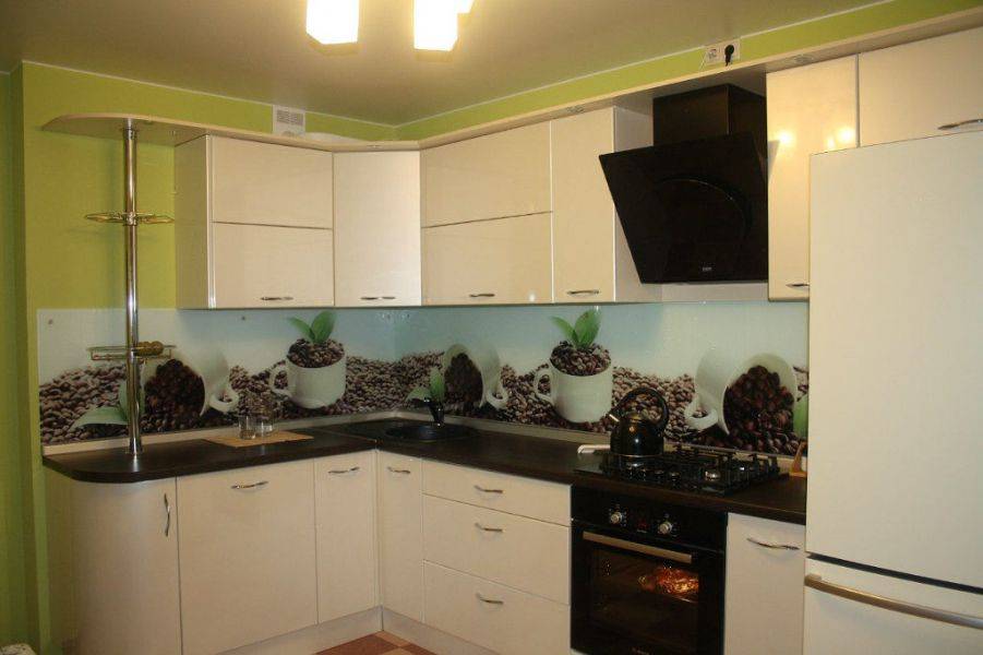 светлая угловая кухня в Королёве