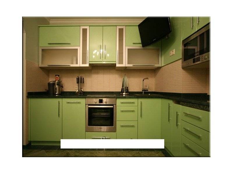 угловая зеленая кухня в Королёве