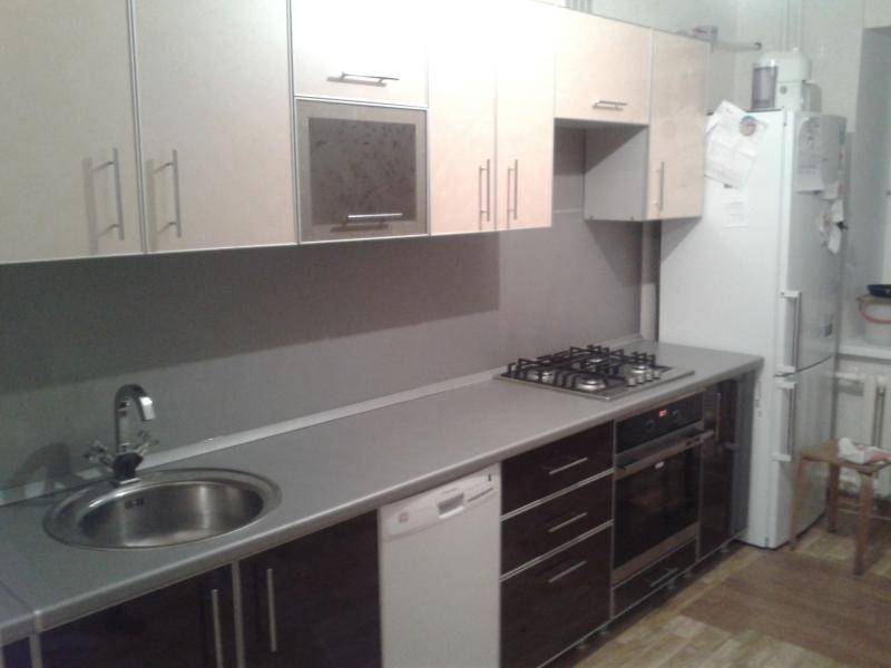кухня фасад пластик светлый верх темный низ в Королёве