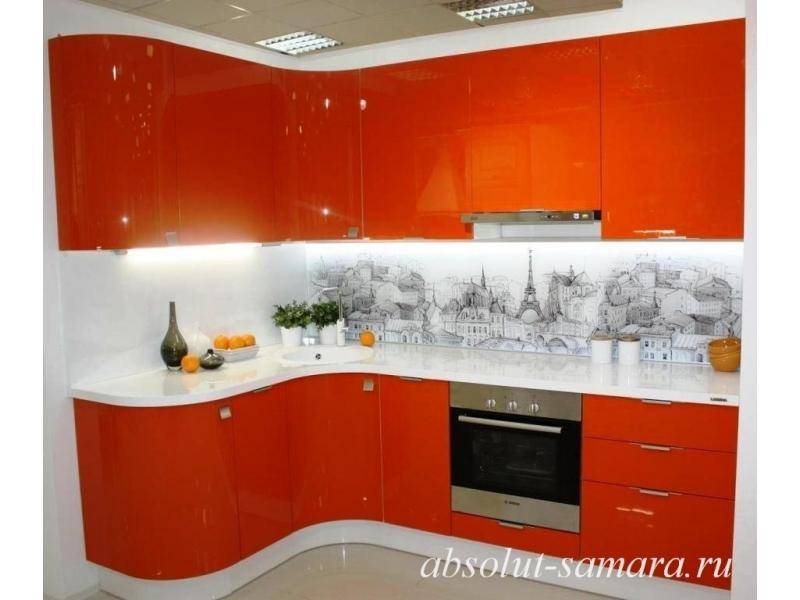 угловая кухня с плавными фасадами в Королёве