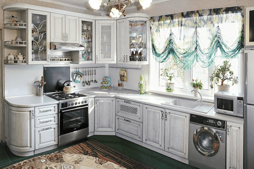 белая с серебром кухня фантазия в Королёве