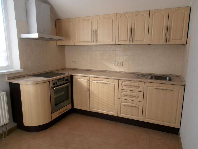 угловая бежевая кухня в Королёве