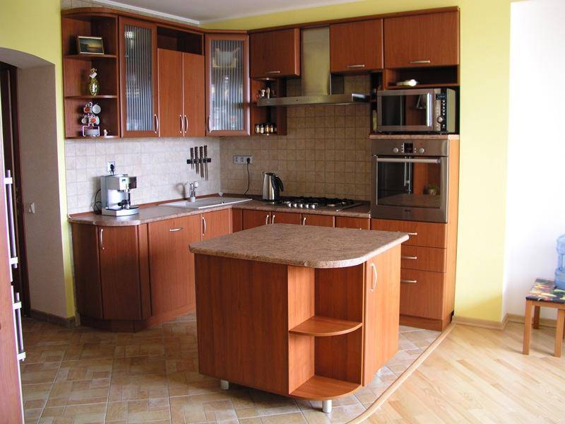 угловая кухня с островом в Королёве