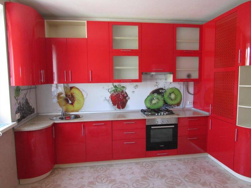 яркая угловая кухня в Королёве