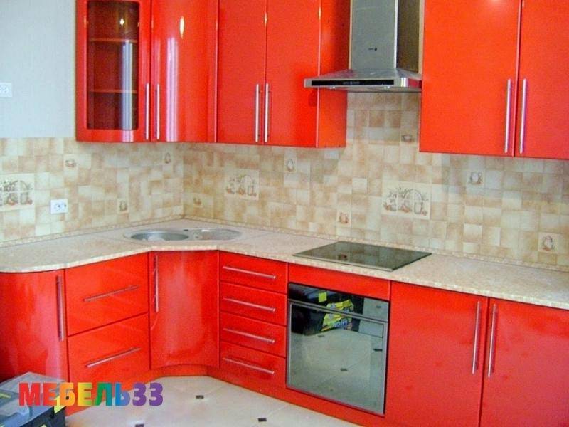 красная угловая кухня в Королёве