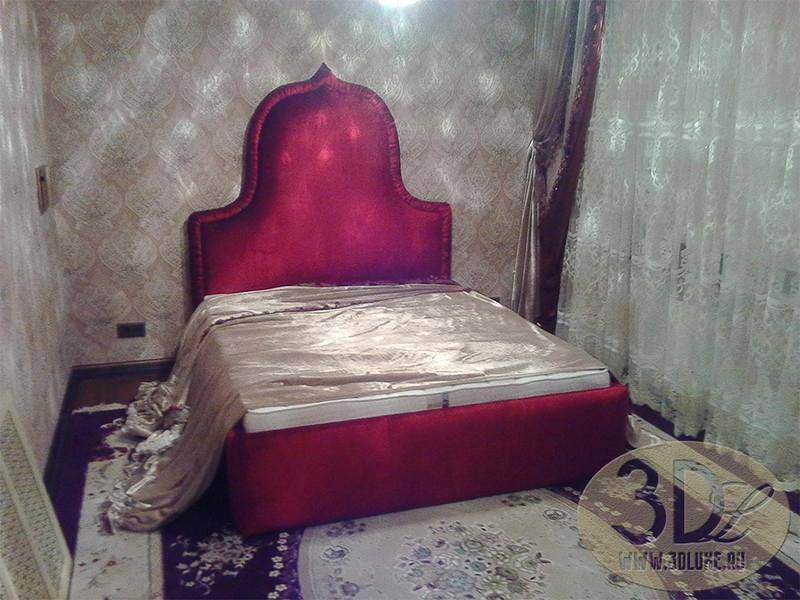 мягкая красная кровать с высоким изголовьем в Королёве