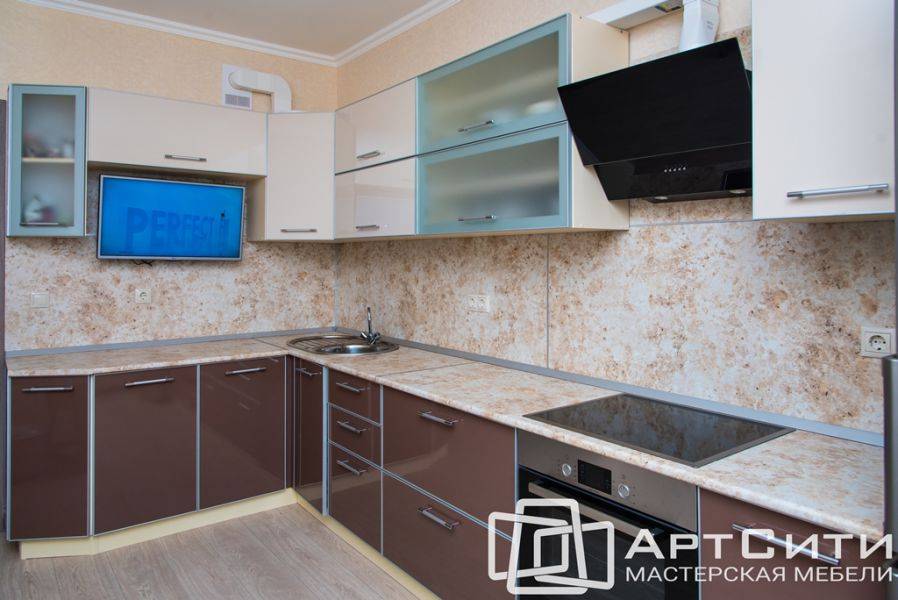 угловая бежевая кухня в Королёве