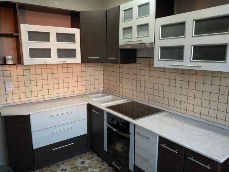 угловая кухня комбинированные фасады в Королёве