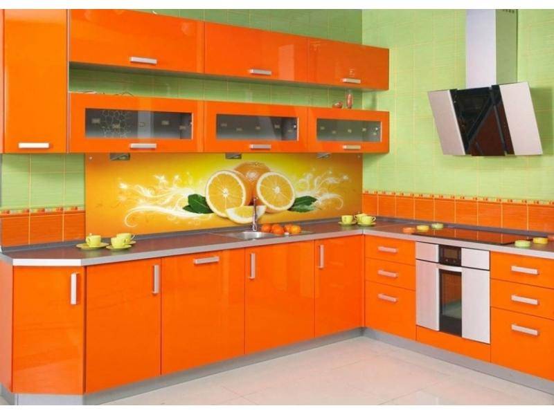 яркая угловая кухня в Королёве